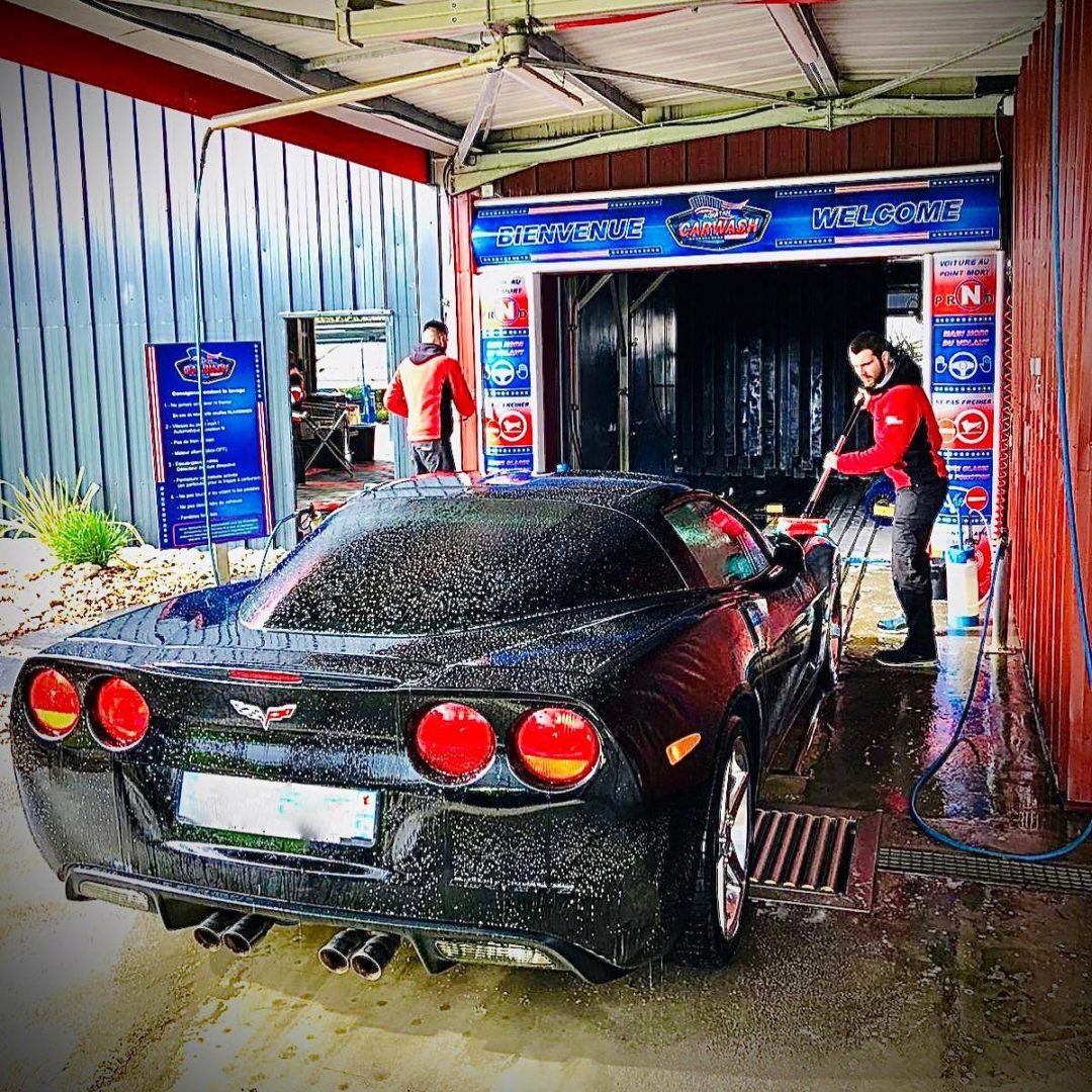 Voiture Rouge De Lavage Avec De La Mousse Active Au Service De La